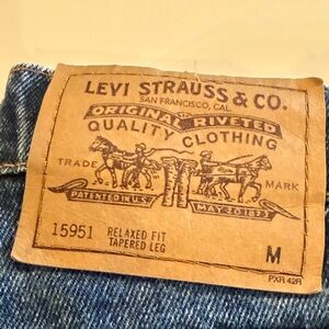 Vintage women’s Levi’s 950 relax fit tapered leg size 10 medium